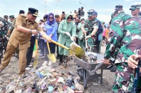 Pj Gubernur Sulsel Ikut Gerakan Perangi Sampah Plastik Bersama KSAD TNI