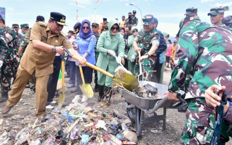 BERSIH-BERSIH. Pj Gubernur Sulsel Bahtiar Baharuddin mengikuti gerakan bersih-bersih sampah plastik bersama KSAD Jenderal TNI Maruli Simanjuntak di Kabupaten Bantaeng, Kamis (14/12/2023).&nbsp;foto: istimewa