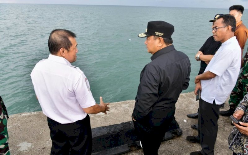PENINJAUAN. Pj Gubernur Sulsel, Bahtiar Baharuddin, melakukan peninjauan ke Pelabuhan Perikanan Boddia, Kabupaten Takalar, Minggu (3/12/2023). foto: istimewa