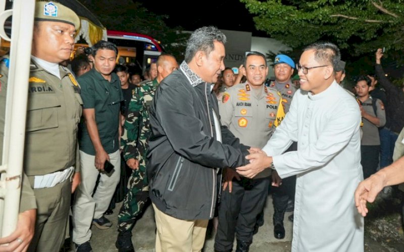PEMANTAUAN. Pj Gubernur Sulsel, Bahtiar Baharuddin, bersama Forkopimda Provinsi Sulsel meninjau persiapan perayaan Natal di Gereja Immanuel, Jl Balai Kota dan Gereja Katolik di Jl Tupai 2, Kota Makaasar, Minggu (24/12/2023) malam. foto: istimewa
