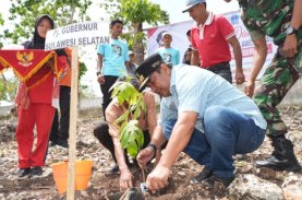 Petani di Amali Tanam Sukun Bersama Pj Gubernur Sulsel