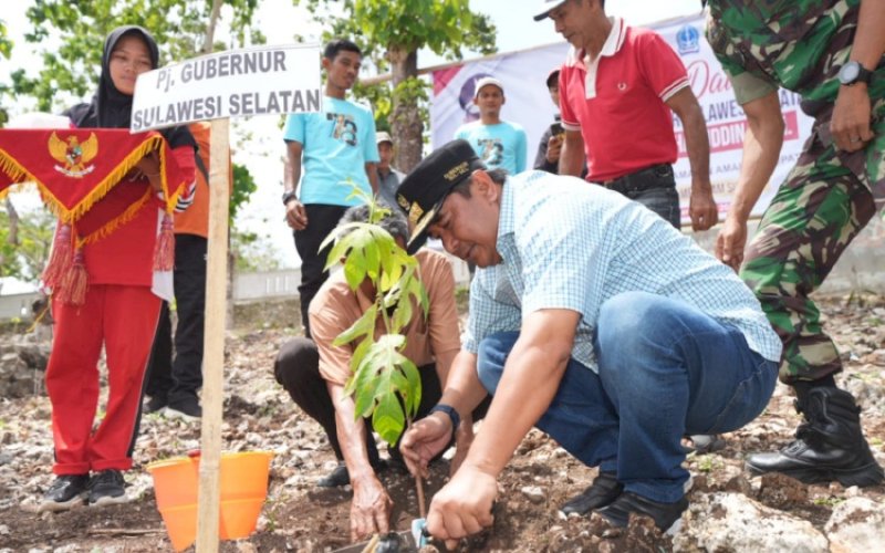 MENANAM. Pj Gubernur Sulsel, Bahtiar Baharuddin, menanam sukun di Kelurahan Mampotu, Kecamatan Amali, Kabupaten Bone, Sabtu (16/12/2023). foto: istimewa