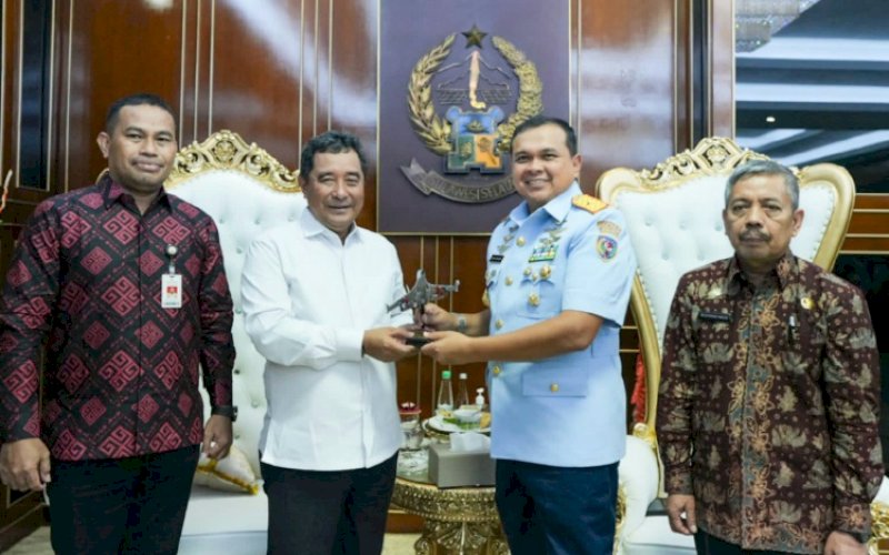SILATURAHMI. Komandan Komando Sektor II Marsma TNI Dedy Ilham Suryanto Salam melakukan kunjungan silaturahmi ke Pj Gubernur Sulsel, Bahtiar Baharuddin, di Kantor Gubernur Sulsel, Jumat (15/12/2023).&nbsp;foto: istimewa