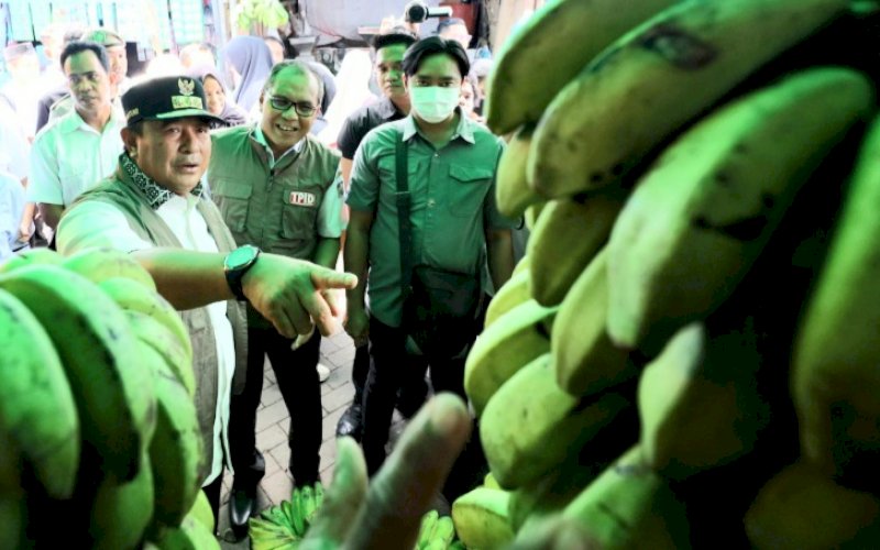 PENGECEKAN. Pj Gubernur Sulsel Bahtiar Baharuddin didampingi Wali Kota Makassar Moh Ramdhan Pomanto bersama Tim Pengendali Inflasi Daerah (TPID) Sulsel turun langsung meninjau harga komoditi di Pasar Pannampu Makassar, Rabu (13/12/2023). foto: istimewa