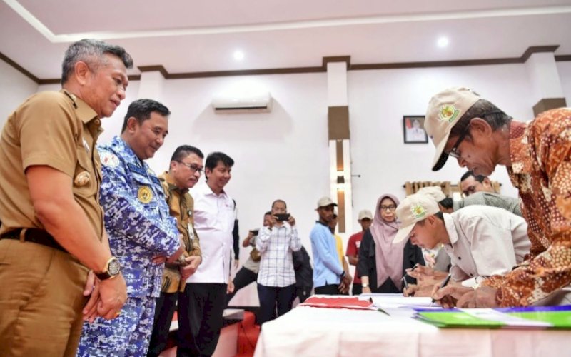 LAUNCHING. Pj Gubernur Sulsel Bahtiar Baharuddin dan Kepala OJK Sulselbar Darwisman melakukan Launching Perdana Kredit Usaha Rakyat (KUR) Cavendish serta menyaksikan Penandatanganan Akad Perdana Kredit Usaha Rakyat Pisang Cavendish antara Bank Sulselbar dengan nasabah penerima di Aula Rumah Jabatan Bupati Bone, Selasa (19/12/2023).&nbsp;foto: istimewa