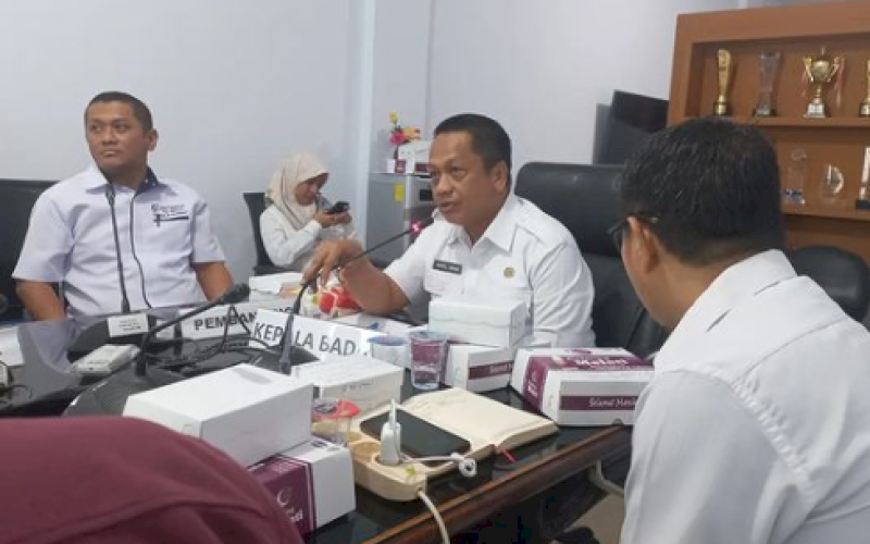 PEDULI. Sekretaris Balitbangda Kota Makassar, Haidil Adha, memimpin diskusi tentang Anak Tidak Sekolah di Kantor Balitbangda Kota Makassar, Rabu (8/11/2023). foto: istimewa&nbsp;