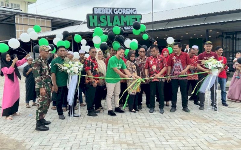 LAUNCHING. Suasana pengguntingan pita sebagai tanda launching Bebek Goreng H Slamet By Waroeng di Jl Aroepala, yang bersebelahan langsung dengan Sekolah Islam Al-Azhar, Jl Hertasning, Kamis (7/12/2023). foto: istimewa