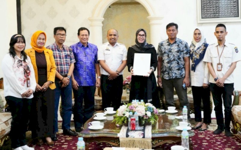 PENYERAHAN. Pemprov.Sulsel mengantarkan berkas hasil seleksi calon Komisioner Komisi Informasi (KI) Provinsi Sulsel Periode 2023-2027 kepada Ketua DPRD Provinsi Sulsel, Andi Ina Kartika Sari, Rabu (6/12/2023). foto: istimewa