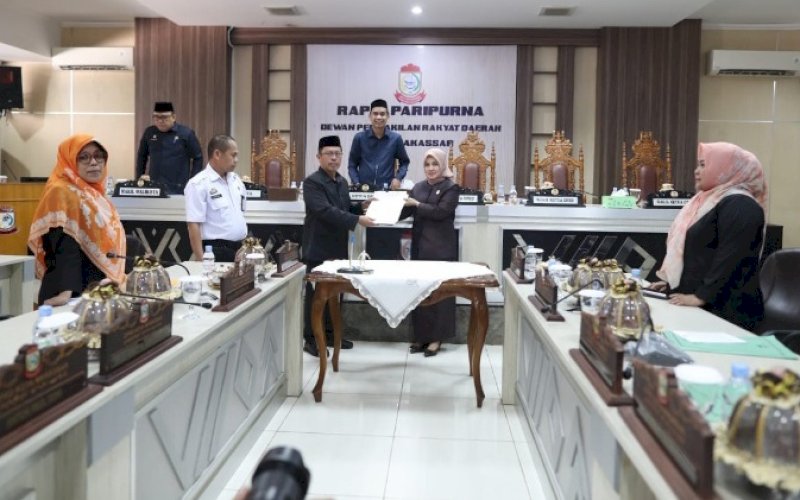 RAPAT PARIPURNA. Ketua DPRD Kota Makassar, Rudianto Lallo, memimpin rapat paripurna terkait putusan empat Ranperda sekaligus di Ruang Rapat Paripurna DPRD Kota Makassar, Rabu (27/12/2023). foto: istimewa