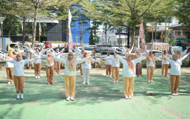 SKJ. DWP Kota Makassar memeriahkan peringatan HUT DWP ke-24 melalui keterlibatan aktif dalam Lomba Senam Kebugaran Jasmani (SKJ) serentak yang diselenggarakan DWP Instansi Pemerintah Pusat, Jumat (1/12/2023). foto: istimewa