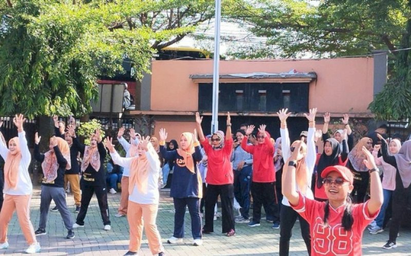 SENAM BERSAMA. Dharma Wanita Persatuan (DWP) Unit Kecamatan Panakkukang menggelar senam bersama di Halaman Kantor Camat Panakkukang, Jumat (1/12/2023).&nbsp;foto: istimewa