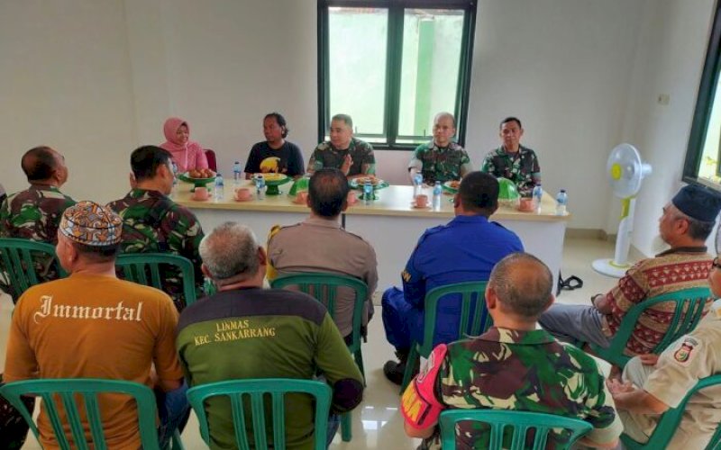 Dandim Makassar 1408/BS, Letkol Inf Lizardo Gumay, beserta romobongan melakukan kunjungan di Pulau Barrang Lompo, Kecamatan Kepulauan Sangkarrang, Kota Makassar, Sabtu (2/12/2023). foto: istimewa