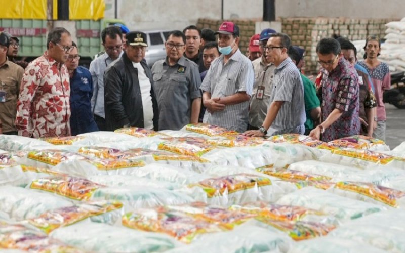 PENGECEKAN. Pj Gubernur Sulsel, Bahtiar Baharuddin bersama Forkopimda Sulsel, Wali Kota Makassar Moh Ramdhan Pokanto, Satgas Pangan Sulsel dan Tim Pengendalian Inflasi Daerah Sulsel melakukan pengecekan bahan pokok, gula, dan minyak goreng di beberapa lokasi pergudangan di Makassar, Sabtu (9/12/2023). foto: istimewa