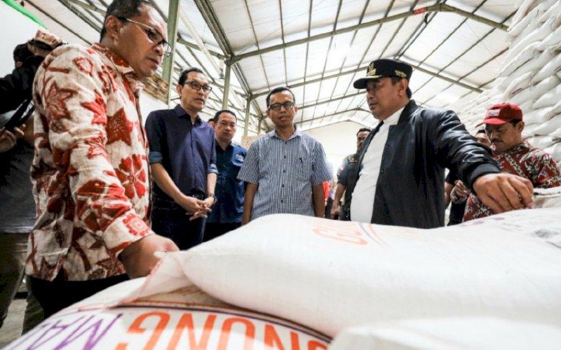 PENGECEKAN. Pj Gubernur Sulsel, Bahtiar Baharuddin bersama Forkopimda Sulsel, Wali Kota Makassar Moh Ramdhan Pokanto, Satgas Pangan Sulsel dan Tim Pengendalian Inflasi Daerah Sulsel melakukan pengecekan bahan pokok, gula, dan minyak goreng di beberapa lokasi pergudangan di Makassar, Sabtu (9/12/2023). foto: istimewa