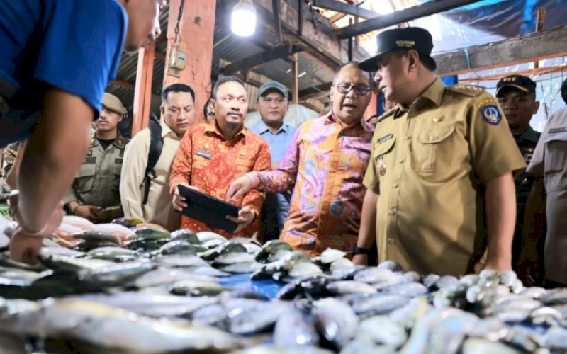 OPERASI PASAR. Wali Kota Makassar Moh Ramdhan Pomanto mendampingi Pj Gubernur Sulsel Bahtiar Baharuddin melakukan operasi pasar di Pasar Toddopuli, Jl Todddopuli Raya, Kota Makassar, Kamis (30/11/2023). foto: istimewa