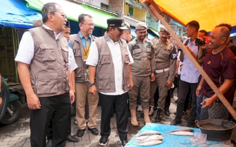 PENGECEKAN. Pj Gubernur Sulsel Bahtiar Baharuddin didampingi Wali Kota Makassar Moh Ramdhan Pomanto bersama Tim Pengendali Inflasi Daerah (TPID) Sulsel turun langsung meninjau harga komoditi di Pasar Pannampu Makassar, Rabu (13/12/2023). foto: istimewa