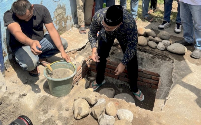PEMBANGUNAN MASJID. Wali Kota Makassar, Moh Ramdhan Pomanto, melakukan peletakan batu pertama pembangunan masjid di Kompleks Kantor Perumda Air Minum Kota Makassar (PDAM Kota Makassar), Jumat (22/12/2023).&nbsp;foto: istimewa