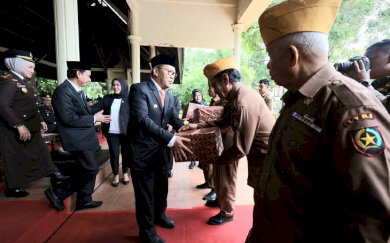 BANTUAN. Wali Kota Makassar, Moh Ramdhan Pomanto, secara simbolis menyerahkan bantuan sembako kepada para Legiun Veteran saat menghadiri upacara Peringatan Hari Korban 40.000 Jiwa yang dipimpin Penjabat (Pj) Gubernur Sulsel Bahtiar Baharuddin di Monumen Korban 40.000 Jiwa Sulsel, Kota Makassar, Senin (11/12/2023). foto: istimewa