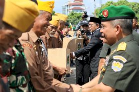 Hari Juang TNI AD Ke-78, Danny Pomanto Serahkan Penghargaan dan Sembako