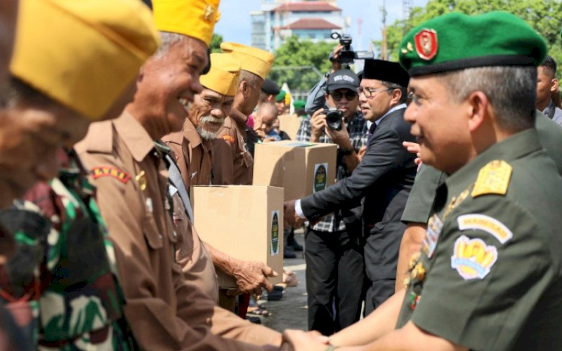 BERI BANTUAN. Wali Kota Makassar, Moh Ramdhan Pomanto, menyerahkan bantuan saat menghadiri upacara serentak peringatan Hari Juang Kartika TNI AD Ke-78 di Lapangan Karebosi Makassar, Jumat (15/12/2023). foto: istimewa