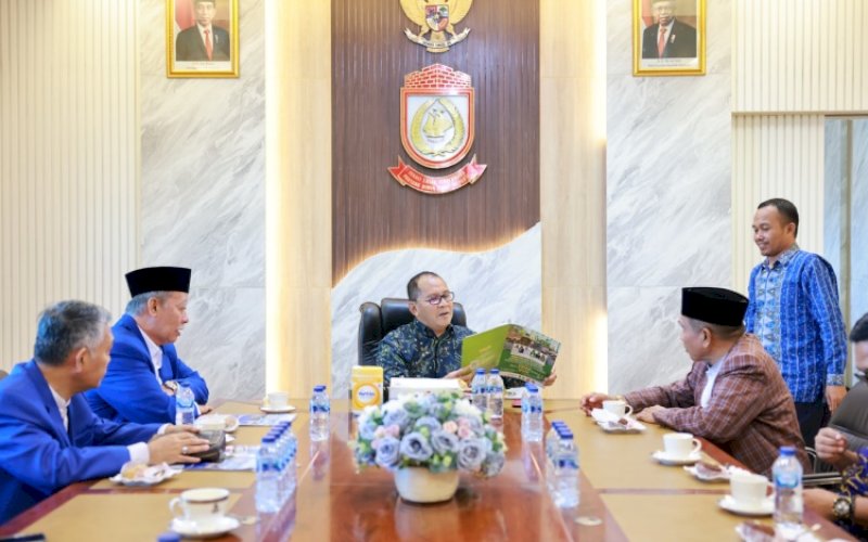 PERTEMUAN. Wali Kota Makassar, Moh Ramdhan Pomanto, menerima audiensi Pimpinan Universitas Muhammadiyah (Unismuh) Makassar di Balai Kota Makassar, Jumat (22/12/2023). foto: istimewa&nbsp;