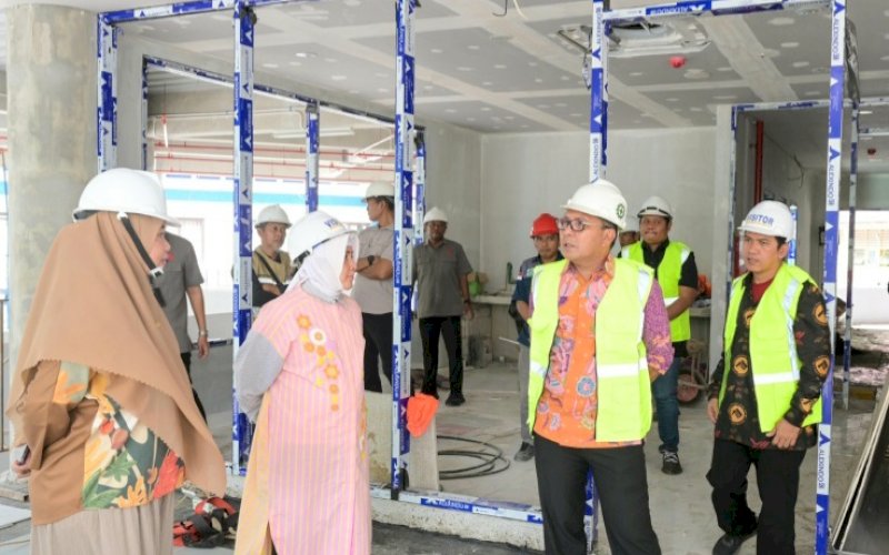 PENINJAUAN. Wali Kota Makassar Moh Ramdhan Pomanto bersama Ketua TP PKK Kota Makassar Indira Jusuf Ismail melakukan peninjauan perkembangan pembangunan Gedung PKK dan Dekranasda Kota Makassar di Jl Balai Kota, Makassar Kamis (30/11/2023). foto: istimewa