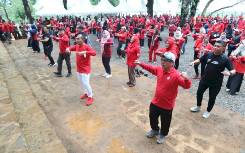 SENAM BERSAMA. Wali Kota Makassar, Moh Ramdhan Pomanto, memimpin senam pagi bersama Family Gathering Pemkot Makassar di Tokka Tena Rata, Kabupaten Maros, Minggu (24/12/2023). foto: istimewa