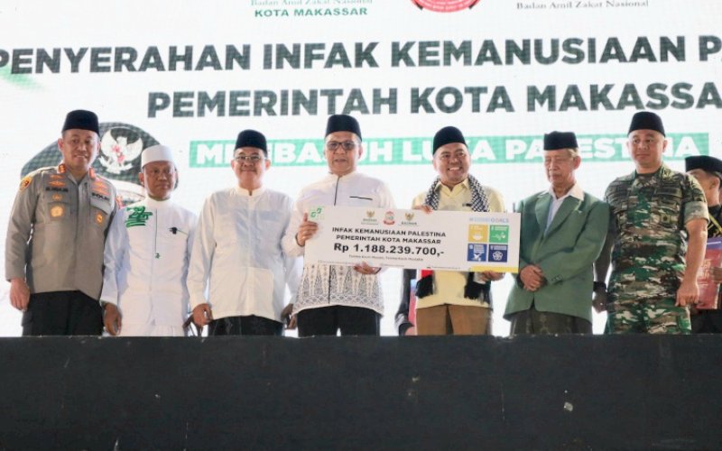 PENYERAHAN. Moh Ramdhan Pomanto Wali Kota Makassar menyerahkan bantuan untuk Palestina Rp1,18 miliar hasil donasi masyarakat Kota Makassar diserahkan langsung kepada Baznas RI yang diwakili Pimpinan Bidang Koordinasi Nasional Baznas RI Achmad Sudrajat. foto: istimewa