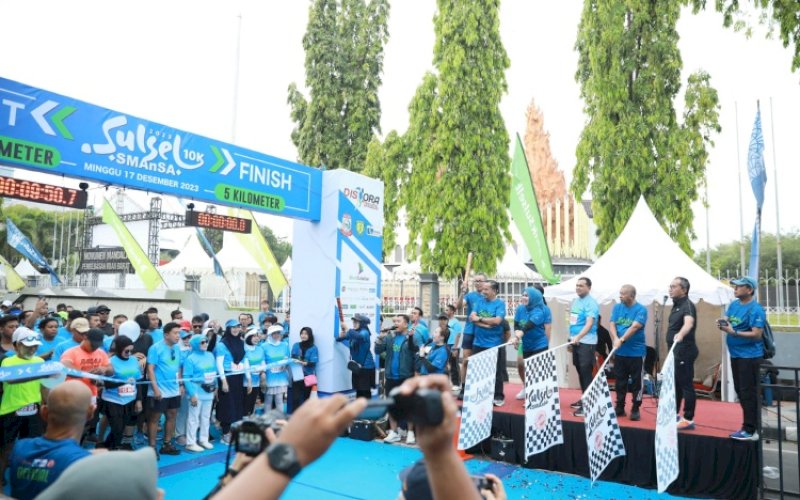 PELEPASAN. Wali Kota Makassar, Moh Ramdhan Pomanto, saat bersama-sama melepas peserta Sulsel SMANSA 10K 2023 di Monumen Mandala Makassar, Minggu (17/12/2023). foto: istimewa