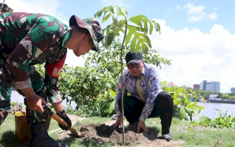 TANAM POHON. Wali Kota Makassar, Moh Ramdhan Pomanto, secara virtual mengikuti rangkaian peringatan Hari Juang Kartika TNI AD Ke-78 dan menanam pohon di Kawasan Center Point of Indonesia (CPI) Makassar, Kamis (14/12/2023).&nbsp;foto: istimewa