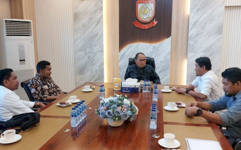 PERTEMUAN. Wali Kota Makassar, Moh Ramdhan Pomanto, menyambut hangat pengurus Serikat Media Siber Indonesia (SMSI) Sulsel di ruang kerjanya, Lantai 11 Balai Kota Makassar, Jl Ahmad Yani, Kota Makassar, Jumat (22/12/2023). foto: istimewa