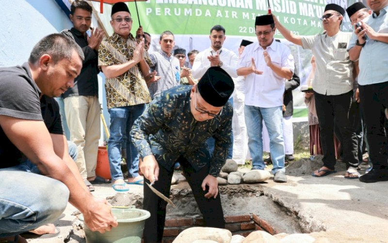 PEMBANGUNAN MASJID. Wali Kota Makassar, Moh Ramdhan Pomanto, melakukan peletakan batu pertama pembangunan masjid di Kompleks Kantor Perumda Air Minum Kota Makassar (PDAM Kota Makassar), Jumat (22/12/2023).&nbsp;foto: istimewa