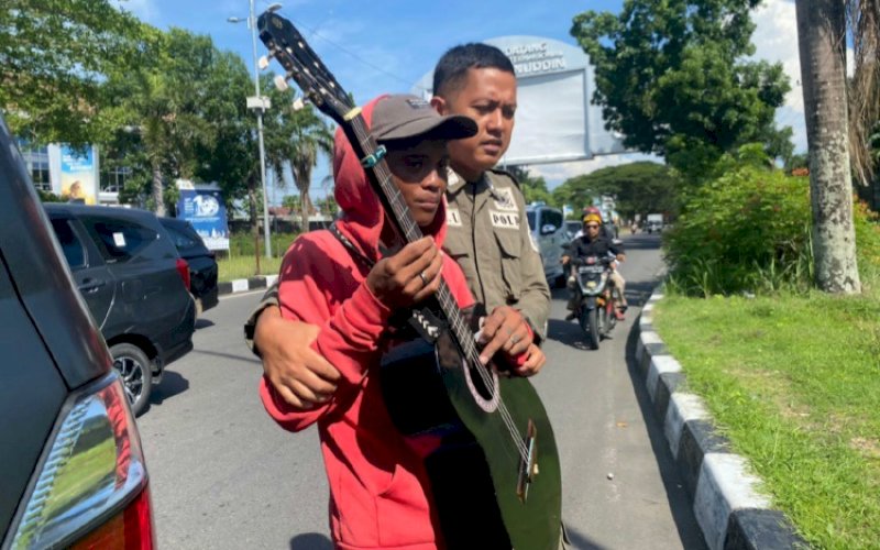 PENERTIBAN. Tim Dinas Sosial Kota Makassar melakukan penertiban Anak Jalanan (Anjal) dan pengemis di Simpang Lima Bandara, Kecamatan Biringkanaya, Kota Makassar, Kamis (21/12/2023). foto: istimewa