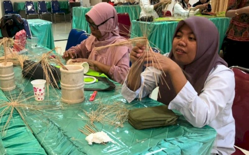 KERAJINAN. Dekranasda Provinsi Sulsel bersama Dinas Perindustrian dan Perdagangan Sulsel melakukan Pendampingan Teknis Diversifikasi Produk Anyaman Lontar dan Kerajinan Limbah Marmer di Kabupaten Pangkep. foto: istimewa