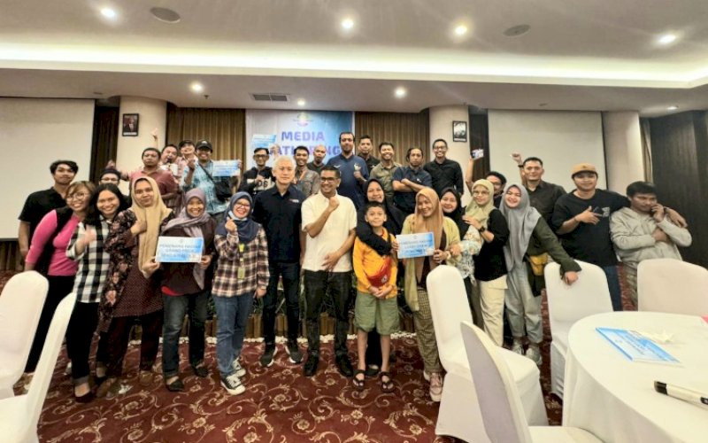 MEDIA GATHERING. CEO GMTD Gan Song Pho, Associate Director Andi Eka Firman Ermawan, dan Head of Public Relations Anggaraini bersama puluhan jurnalis yang hadir pada acara media gathering di Hotel Arthama Makassar. foto: istimewa