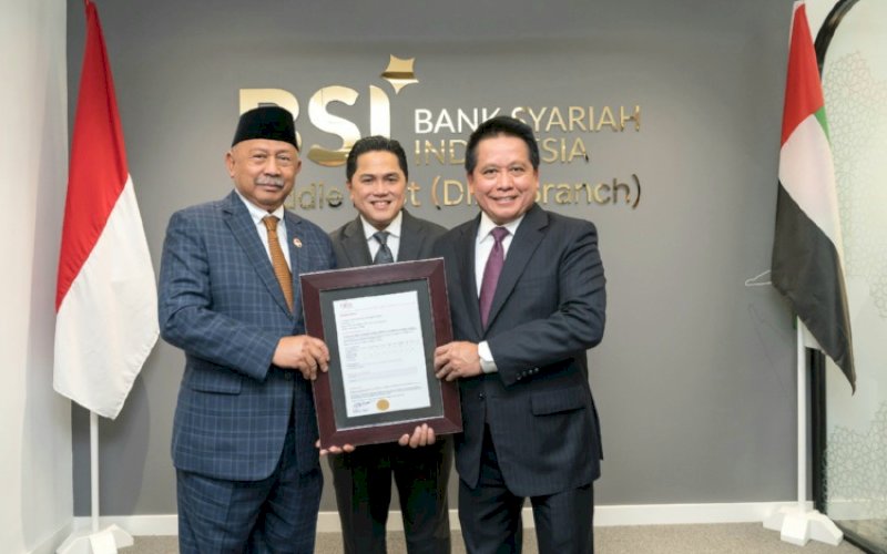 LAYANAN BSI. Duta Besar Indonesia untuk Uni Emirat Arab (UEA) Husin Bagis (kiri), Menteri BUMN Erick Thohir (tengah), dan Direktur Utama BSI Herry Gunardi (kanan) saat menunjukkan piagam lisensi perolehan izin usaha Kantor Cabang Penuh BSI di di Dubai International Financial Center (DIFC), Dubai, Uni Arab Emirates, Rabu (29/11/2023). foto: istimewa