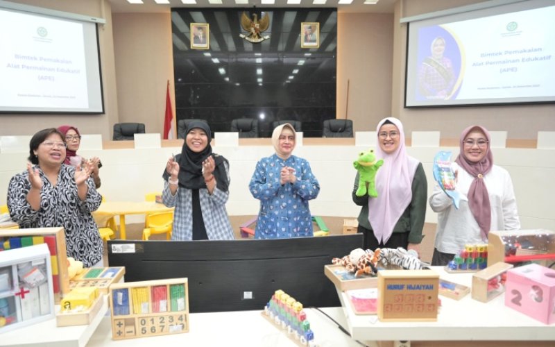 BIMTEK. Bunda PAUD Kota Makassar, Indira Yusuf Ismail (tengah), menutup Bimbingan Teknis Alat Permainan Edukatif (APE) di Ruang Sipakatau Kantor Balai Kota Makassar, Jumat (22/12/2023). foto: istimewa