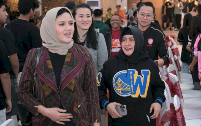 JAMUAN. Ketua Perbasi Kota Makassar Indira Jusuf Ismail memperlihatkan sambutan hangat saat menyambut para peserta Kejurnas Bola Basket 3x3 2023 dalam acara gala dinner yang digelar di kediaman pribadinya, Jumat (1/12/2023) malam. foto: istimewa