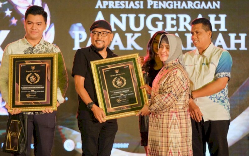 PENGHARGAAN. Ketua TP PKK Kota Makassar, Indira Jusuf Ismail, menyerahkan penghargaan kepada pengelola wajib pajak pada malam penghargaan Anugerah Pajak Daerah atau Tax Award 2023 yang digelar Badan Pendapatan Daerah (Bapenda) Kota Makassar di Hotel Claro Makassar, Rabu (6/12/2023). foto: istimewa