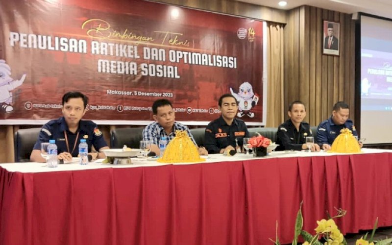 BIMTEK. KPU Kabupaten Takalar menggelar kegiatan Bimbingan Teknis (Bimtek) Penulisan Artikel dan Optimalisasi Media Sosial yang diikuti sekitar 50 orang Panitia Pemilihan Kecamatan (PPK) dan sejumlah staf KPU Kabupaten Takalar yang berlangsung di Arthama Hotel Makassar, Selasa (5/12/2023). foto: istimewa