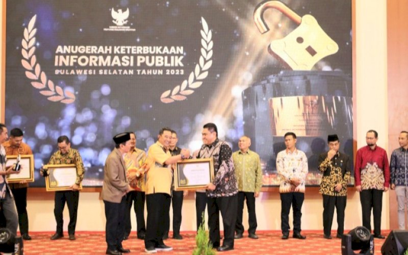 PENGHARGAAN. Pj Gubernur Sulsel Bahtiar Baharuddin menyerahkan penghargaan kepada Staf Ahli Bidang Hukum dan Politik Pemkot Makassar Andi Irwan Bangsawan mewakili Wali Kota Makassar Moh Ramdhan Pomanto di Aula Tudang Sipulung Rumah Jabatan Gubernur Sulsel, Rabu (20/12/2023) malam. foto: istimewa