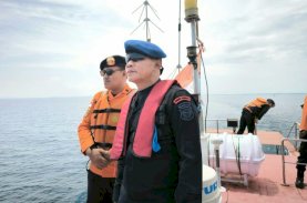 SAR Brimob Bersama Pos Basarnas Patroli di Teluk Bone