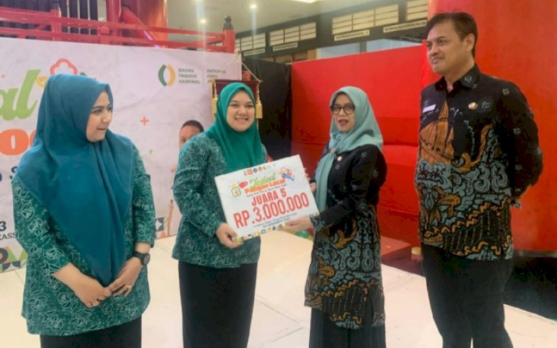 JUARA. TP PKK Kecamatan Panakkukang, Kota Makassar meraih Juara V pada Festival Pangan Lokal yang diselenggarakan Dinas Ketahanan Pangan Kota Makassar bersama TP PKK Kota Makassar di Mall Phinisi Point Makassar, Rabu (6/12/2023). foto: istimewa