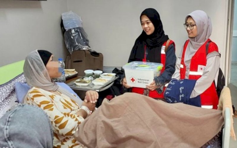 BANTUAN. Tim Palang Merah Indonesia (PMI) untuk Misi Kemanusiaan Gaza mendistribusikan kursi roda dan kruk kepada para pasien korban konflik Gaza yang dirawat di Rumah Sakit Palestina Mesir. foto: istimewa