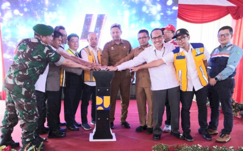 LAUNCHING. Plt Sekda Provinsi Sulsel, Andi Muhammad Arsjad, bersama pihak terkait lainnya melakukan launching sekaligus peletakan batu pertama Proyek Pembangunan Bendungan Jenelata di Dusun Manyampa, Desa Tana Karaeng, Kecamatan Manuju, Kabupaten Gowa, Senin (19/12/2023). foto: istimewa