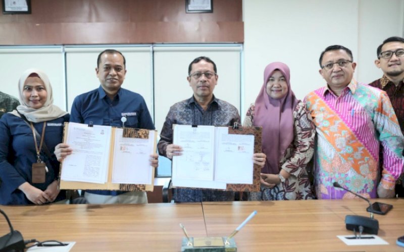 KERJA SAMA. Pemkot Makassar bersama BPJS Kesehatan melakukan penandatanganan perjanjian kerja sama tentang penyelenggaraan program Jaminan Kesehatan Nasional (JKN) di Ruang Rapat Sekda Kota Makassar, Kamis (28/12/2023). foto: istimewa