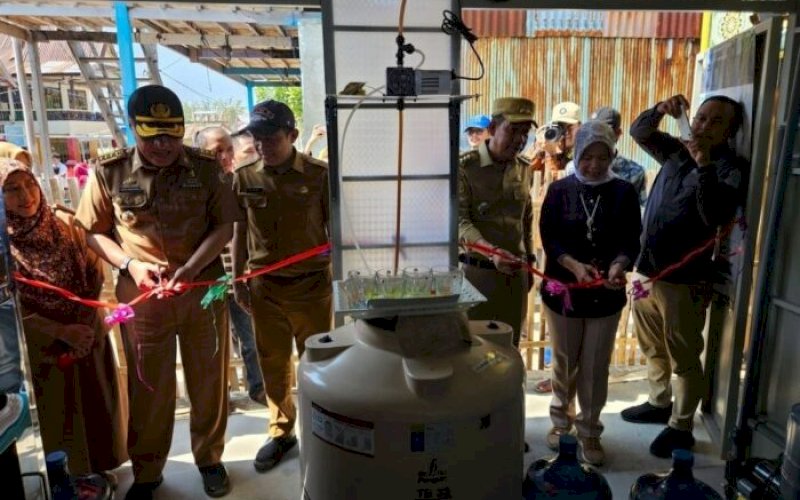 PERESMIAN. Peresmian Sistem Penyediaan Air Minum (SPAM) di Pulau Bonetambu, Kelurahan Barrang Caddi, Kecamatan Kepulauan Sangkarrang, Kota Makassar, dihadiri Staf Ahli Pemkot Makassar Irwan Bangsawan mewakili Wali Kota Makassar Moh Ramdhan Pomanto, serta Camat Kepulauan Sangkarrang Ramli Lallo, Selasa (7/11/2023). foto: istimewa