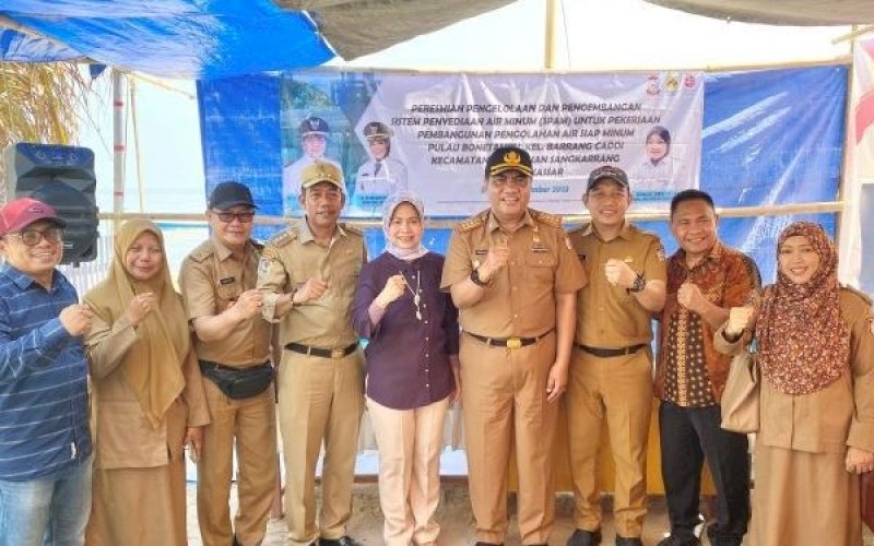 PERESMIAN. Peresmian Sistem Penyediaan Air Minum (SPAM) di Pulau Bonetambu, Kelurahan Barrang Caddi, Kecamatan Kepulauan Sangkarrang, Kota Makassar, dihadiri Staf Ahli Pemkot Makassar Irwan Bangsawan mewakili Wali Kota Makassar Moh Ramdhan Pomanto, serta Camat Kepulauan Sangkarrang Ramli Lallo, Selasa (7/11/2023). foto: istimewa