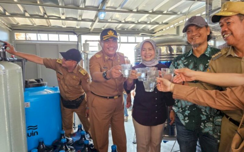 PERESMIAN. Peresmian Sistem Penyediaan Air Minum (SPAM) di Pulau Bonetambu, Kelurahan Barrang Caddi, Kecamatan Kepulauan Sangkarrang, Kota Makassar, dihadiri Staf Ahli Pemkot Makassar Irwan Bangsawan mewakili Wali Kota Makassar Moh Ramdhan Pomanto, serta Camat Kepulauan Sangkarrang Ramli Lallo, Selasa (7/11/2023). foto: istimewa