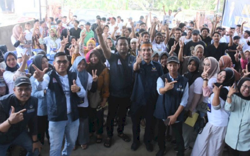 DUKUNGAN. Ketua DPRD Kota Makassar yang kini tercatat sebagai calon anggota legislatif untuk DPR RI, Rudianto Lallo, mendapatkan dukungan warga Kabupaten Gowa di sela-sela meresmikan posko pemenangan Anak Rakyat Gowa yang terletak di Jalan Poros Pattalassang, Kecamatan Pattalassang, Kabupaten Gowa, Minggu (3/12/2023). foto: istimewa